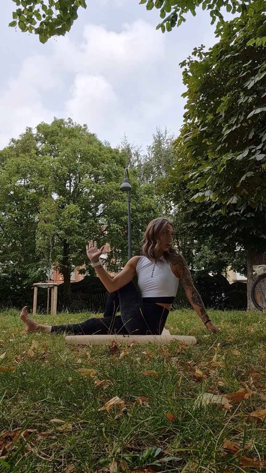 Rosa en posture de yoga dans un parc, univers Reborn